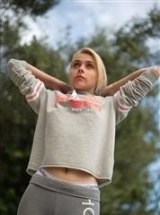 Chloé, une petite blonde en sweatshirt à capuche, montre ses petits seins en public - 19 photos